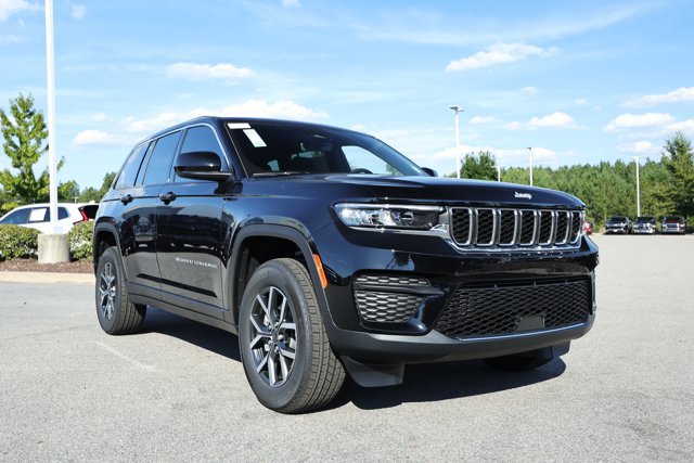 New 2027 Jeep Grand Cherokee Laredo X RWD image 3