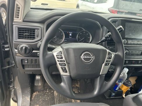 Used 2023 Nissan Titan SV image 5