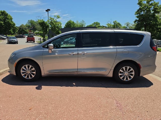 Used 2017 Chrysler Pacifica Touring-L FWD image 2