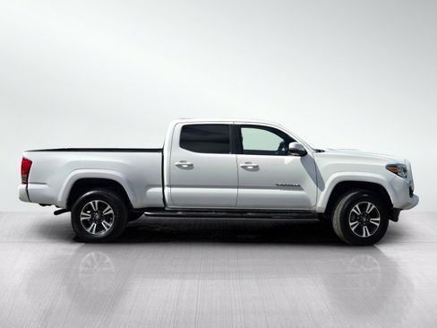 Used 2017 Toyota Tacoma TRD Sport w/ Tow Package RWD image 3