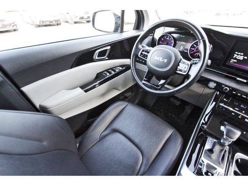 Used 2022 Kia Carnival EX FWD image 9