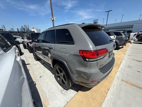Used 2019 Jeep Grand Cherokee Laredo AWD/4WD image 4