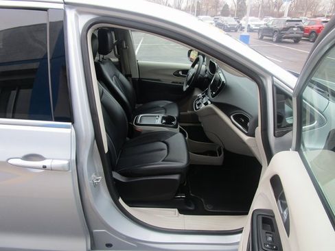 Used 2024 Chrysler Pacifica Touring-L image 25