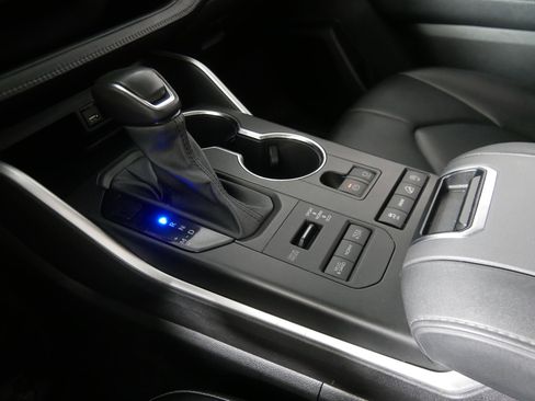 Used 2021 Toyota Highlander XLE image 24