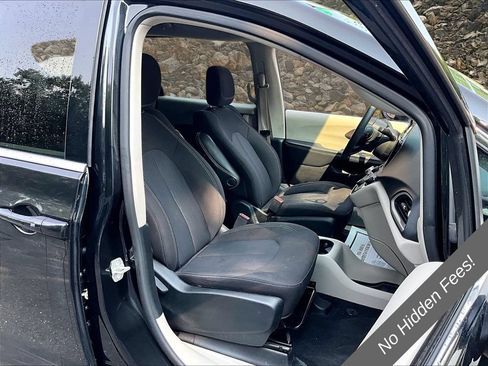 Used 2024 Chrysler Voyager LX FWD image 6