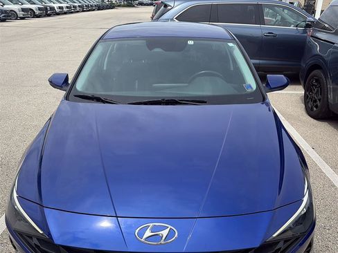 Used 2023 Hyundai Elantra SEL w/ Convenience Package FWD image 3