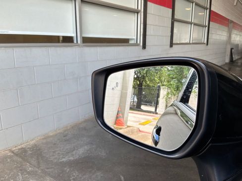 Used 2025 Nissan Versa SV FWD image 18