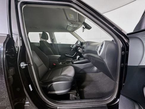 Used 2025 Kia Soul LX w/ LX Technology Package FWD image 29