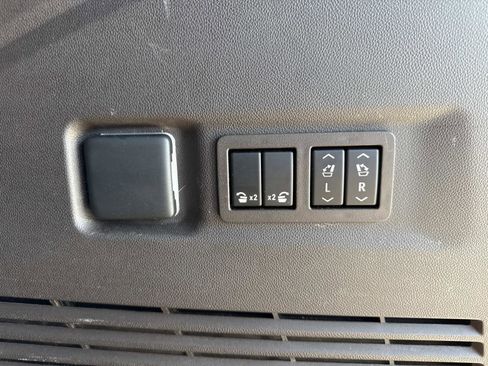 Used 2022 GMC Yukon XL Denali w/ Denali Ultimate Package image 34