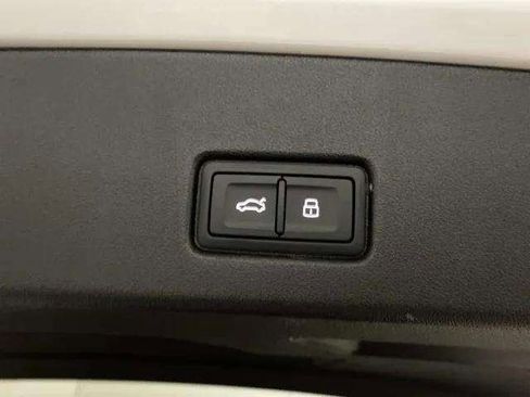 Used 2024 Audi Q4 e-tron Prestige image 8