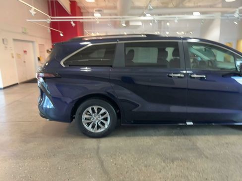 Used 2025 Toyota Sienna XLE FWD image 13