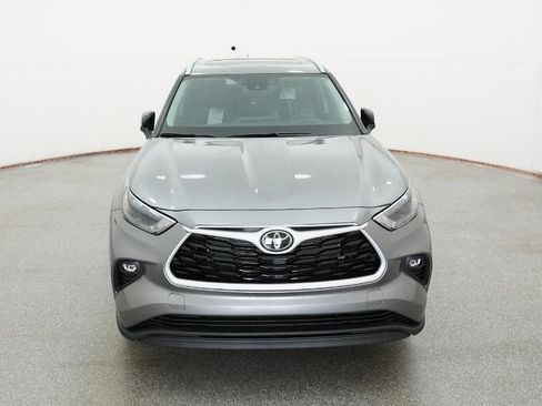 New 2025 Toyota Highlander XLE image 2