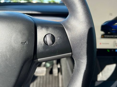 Used 2024 Tesla Model Y Long Range AWD/4WD image 21