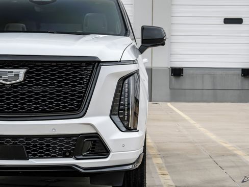 Used 2025 Cadillac Escalade V w/ LPO, ONYX Package AWD/4WD image 32