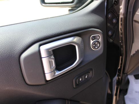 Used 2023 Jeep Gladiator Overland AWD/4WD image 12