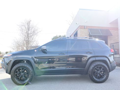 Used 2017 Jeep Cherokee Trailhawk w/ Trailer Tow Group image 10