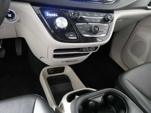 Used 2024 Chrysler Pacifica Touring-L FWD image 24