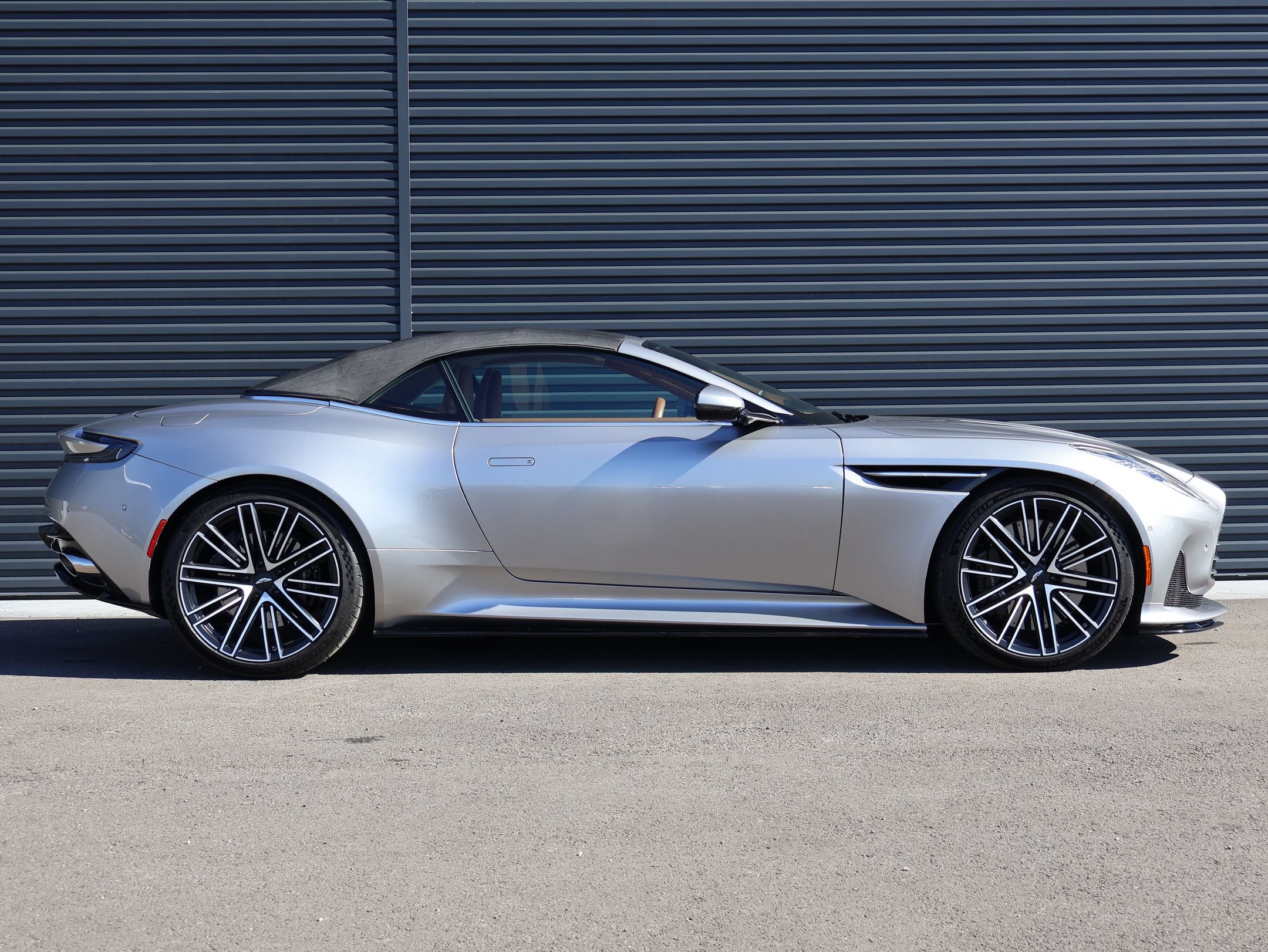 Used 2024 Aston Martin DB12 Convertible RWD image 4