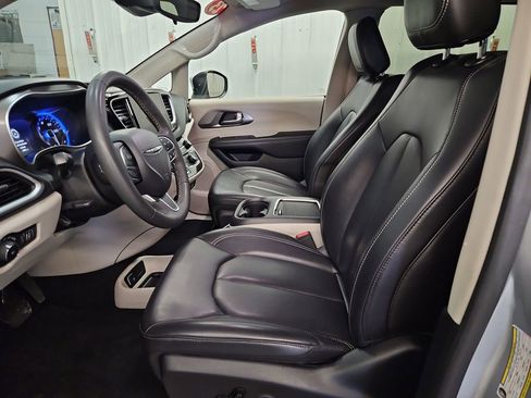 Used 2023 Chrysler Pacifica Touring-L FWD image 14