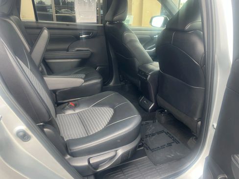 Used 2024 Toyota Highlander XSE image 13