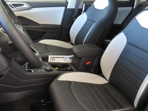 New 2026 Volkswagen Taos SEL image 12