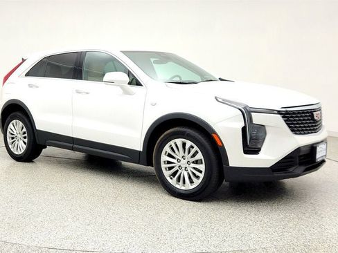 Used 2024 Cadillac XT4 Luxury w/ Cold Weather Package FWD image 3