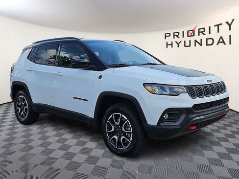 Used 2025 Jeep Compass Trailhawk AWD/4WD image 3