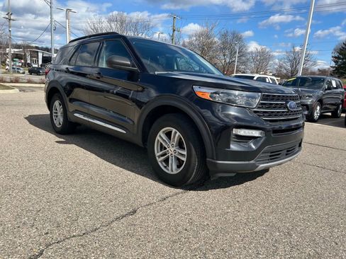 Used 2021 Ford Explorer XLT w/ Equipment Group 202A image 9
