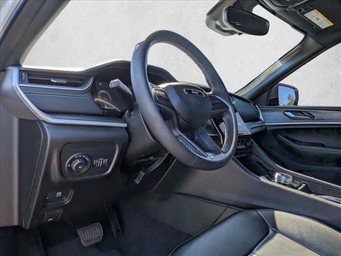 Used 2025 Jeep Grand Cherokee L Limited image 10