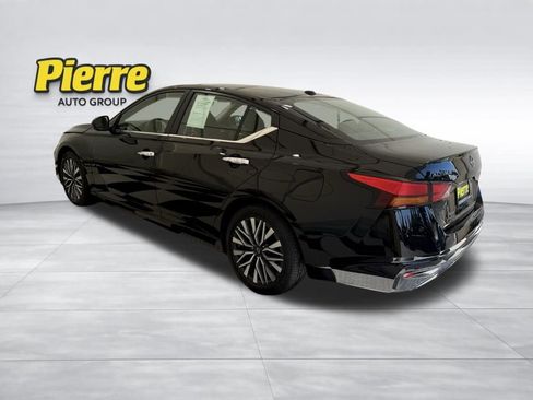 Used 2025 Nissan Altima 2.5 SV FWD image 2