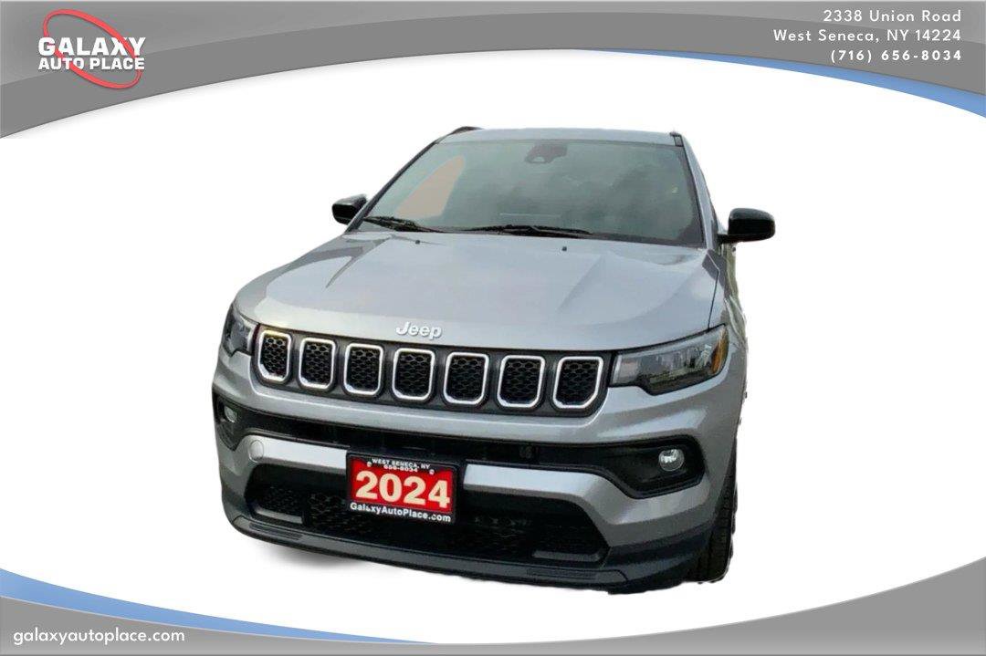Used 2024 Jeep Compass Latitude AWD/4WD image 2