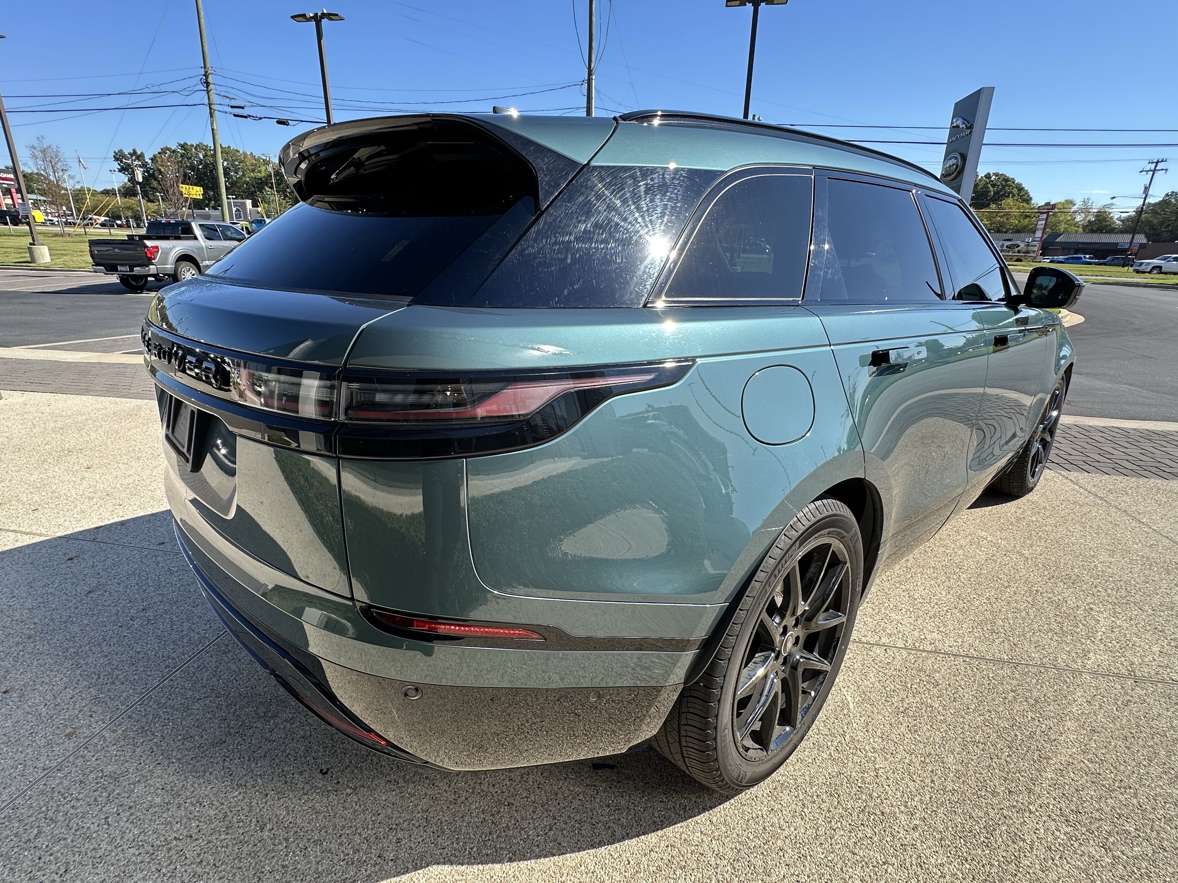 Certified 2026 Land Rover Range Rover Velar Dynamic SE AWD/4WD image 6