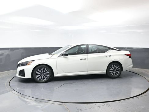 Used 2025 Nissan Altima 2.5 SV FWD image 9
