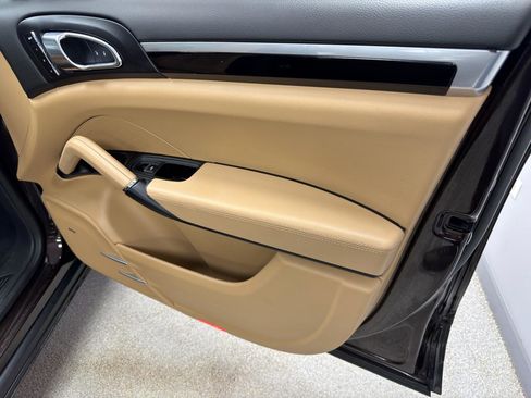 Used 2018 Porsche Cayenne Platinum Edition w/ Premium Package Plus image 13