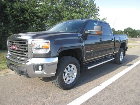 Used 2015 GMC Sierra 2500 SLE w/ SLE Preferred Package AWD/4WD image 2