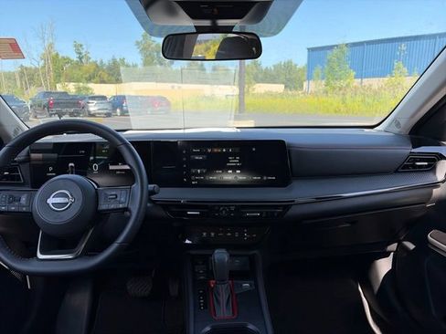 Used 2025 Nissan Kicks SR AWD/4WD image 13