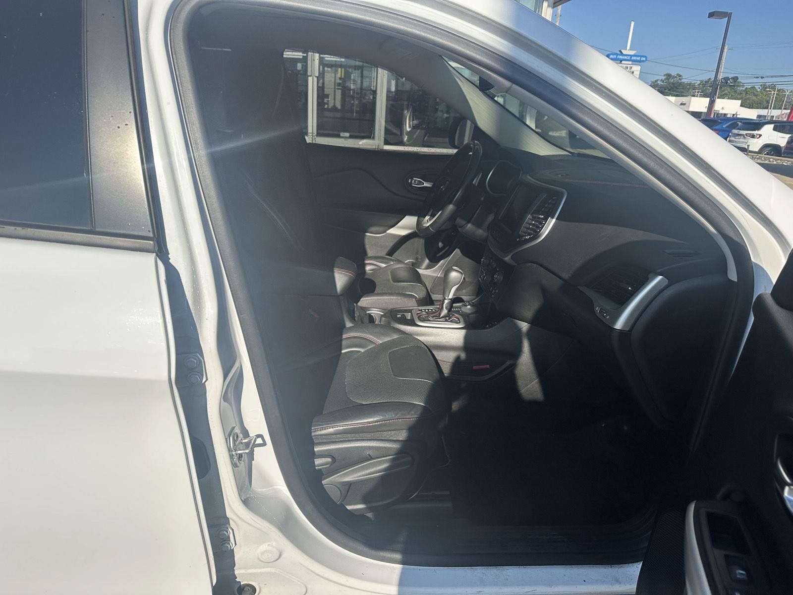 Used 2017 Jeep Cherokee Trailhawk AWD/4WD image 21