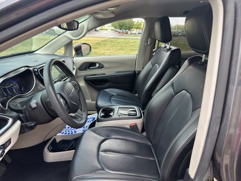 Used 2023 Chrysler Pacifica Touring-L FWD image 14