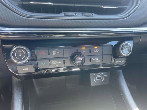 New 2026 Jeep Compass Latitude image 38