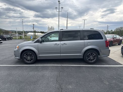 Used 2016 Dodge Grand Caravan SXT FWD image 2