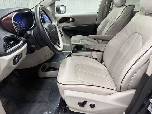 Used 2017 Chrysler Pacifica Limited FWD image 11