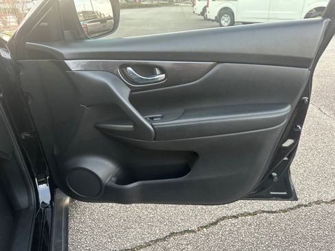 Used 2020 Nissan Rogue SV image 14