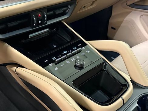 Certified 2026 Porsche Cayenne E-Hybrid AWD/4WD image 23