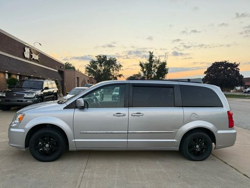 Used 2012 Chrysler Town & Country Touring image 4