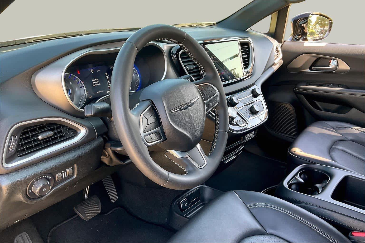 Used 2025 Chrysler Pacifica Select FWD image 14