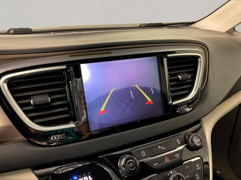 Used 2018 Chrysler Pacifica Touring-L Plus FWD image 14