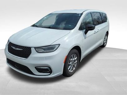 Used 2024 Chrysler Pacifica Touring-L