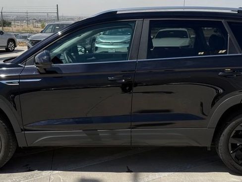 Used 2023 Volkswagen Taos SE w/ Panoramic Sunroof Package FWD image 5