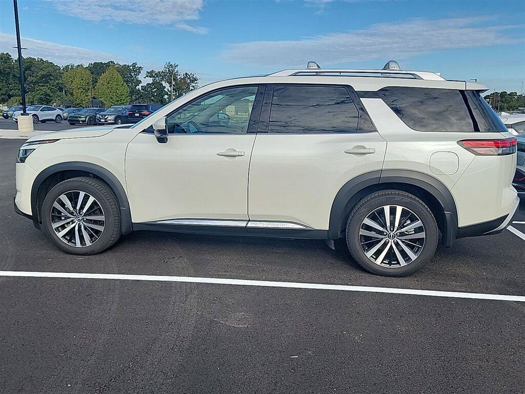 Used 2024 Nissan Pathfinder Platinum AWD/4WD image 9