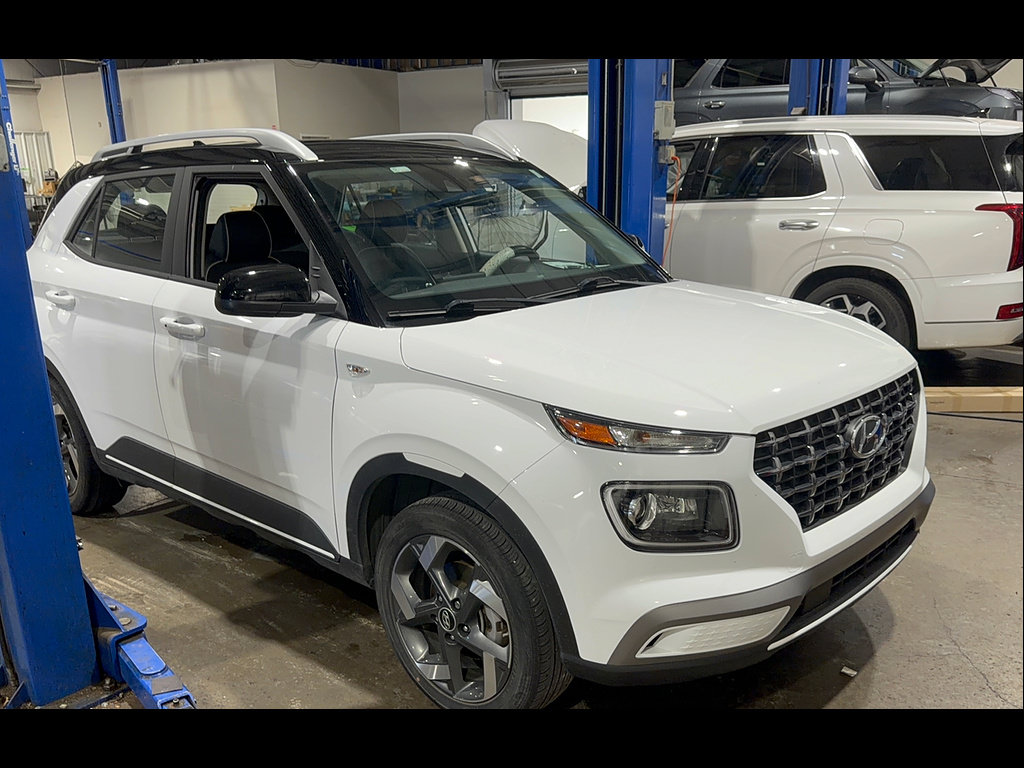 Used 2022 Hyundai Venue SEL FWD image 1
